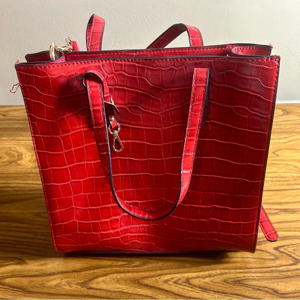 Vibrant Red Crocodile Embossed Shoulder Bag Adjustable Strap Zip Closure - Picture 2 of 11